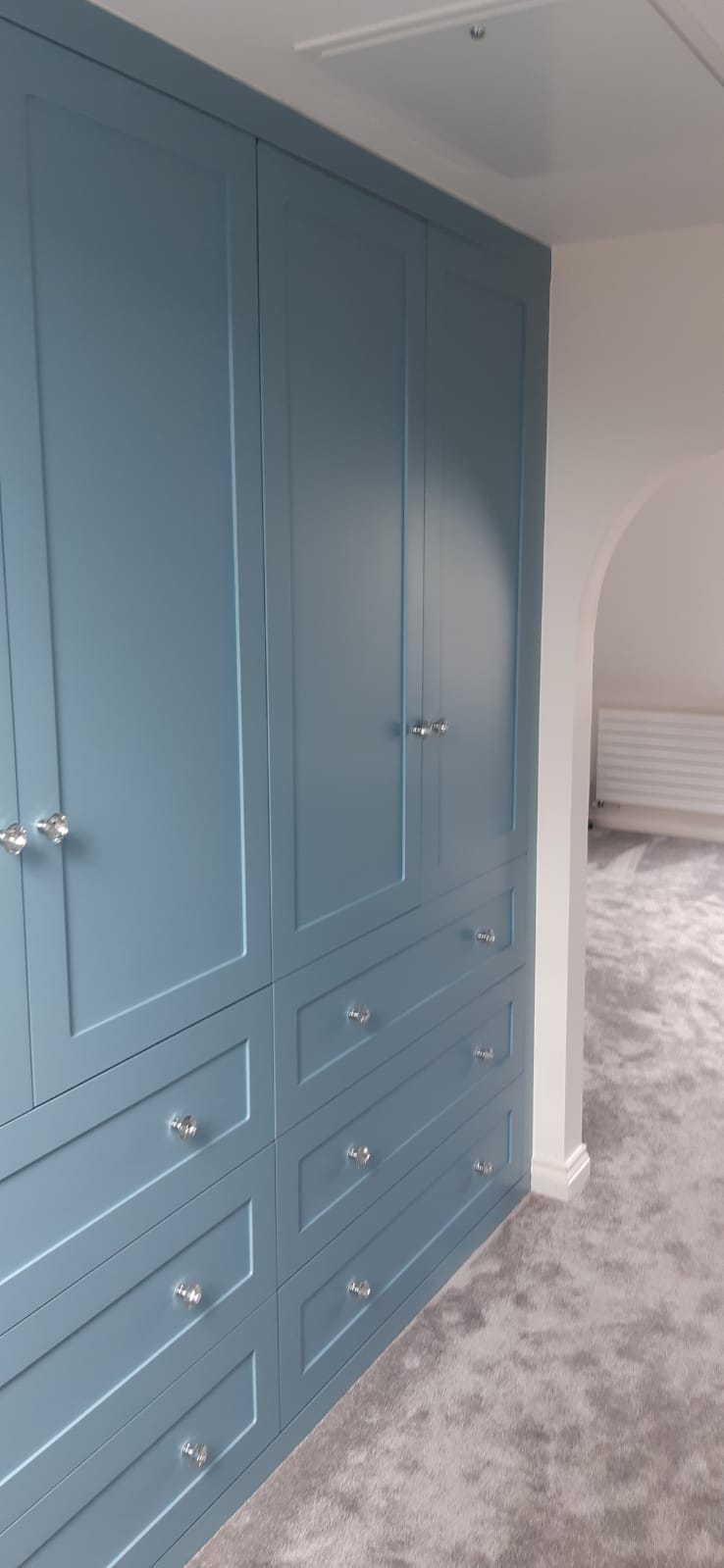 GREY WARDROBE WITH BUILT IN DRAWS